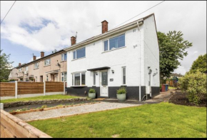 Come & unwind in Charming 5 Bed House in Blackburn